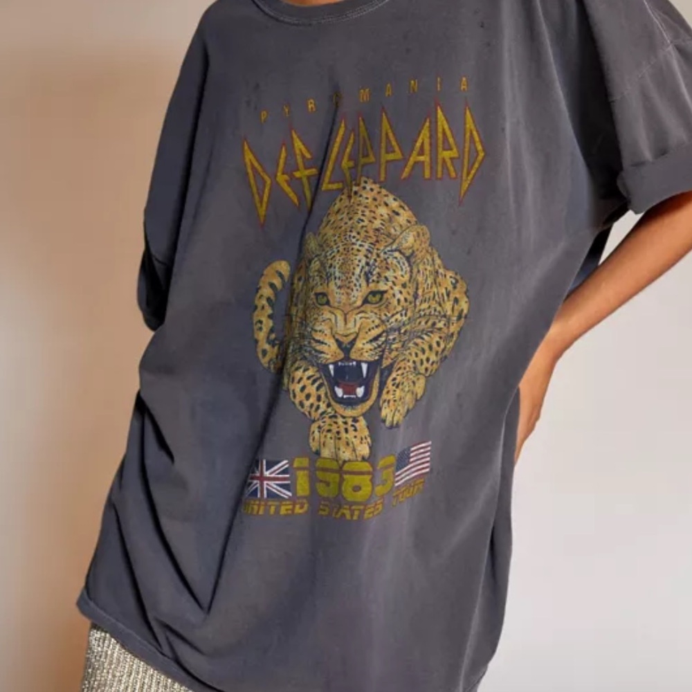 def leppard graphic tee